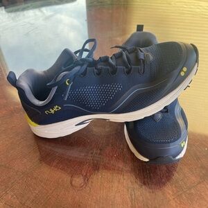 Sz 8 Ryka tennis shoe.